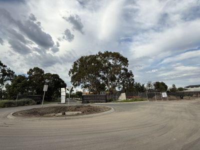 A roundabout near the entrance of a memorial park. 
